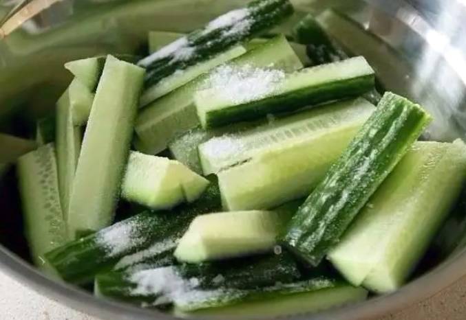 Китайский салат с говядиной и огурцом