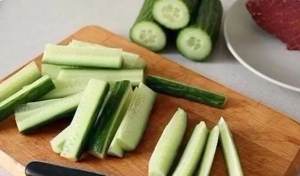 Китайский салат с говядиной и огурцом