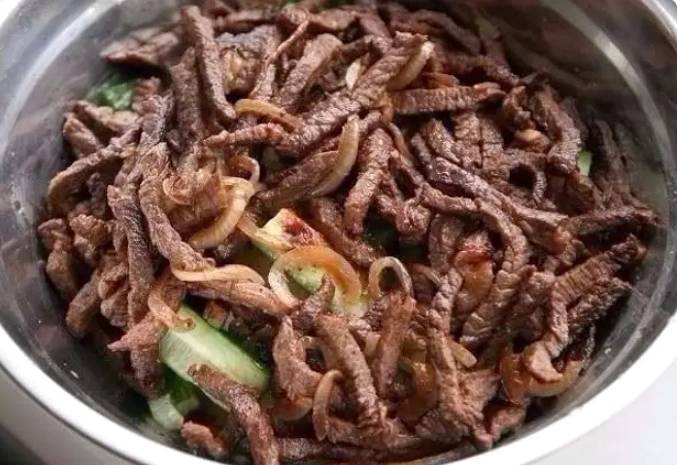 Китайский салат с говядиной и огурцом