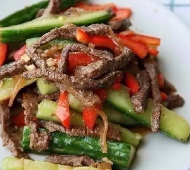 Китайский салат с говядиной и огурцом