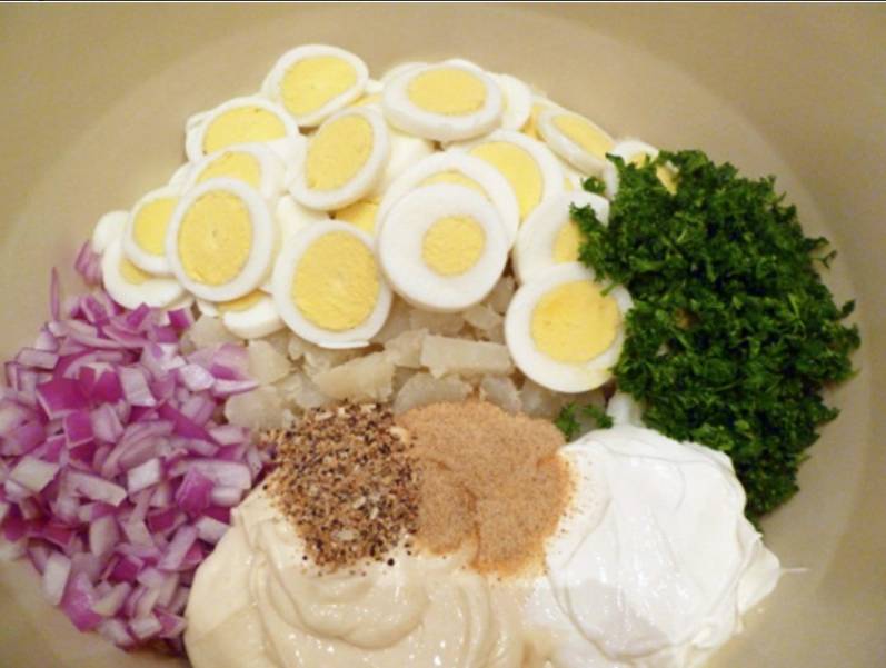 Картофельный салат с яйцом и луком