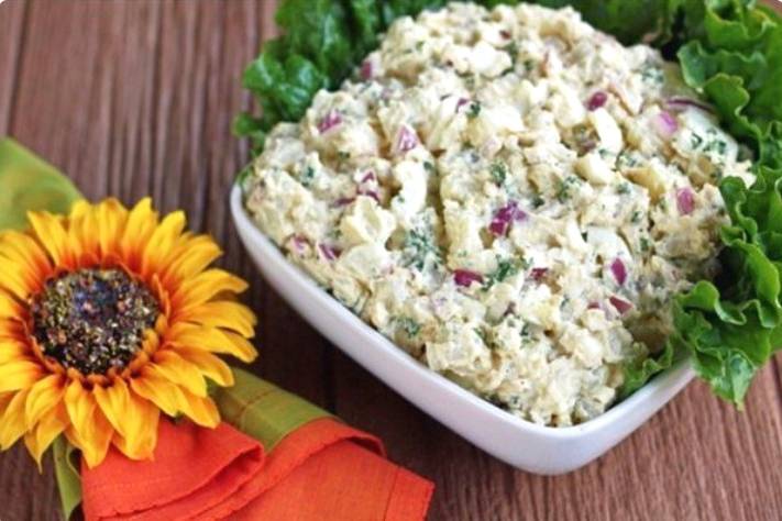 Картофельный салат с яйцом и луком
