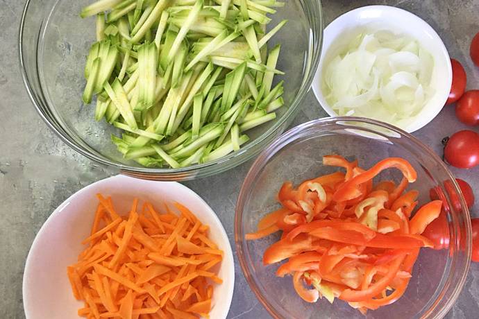 Китайский салат с говядиной и овощами