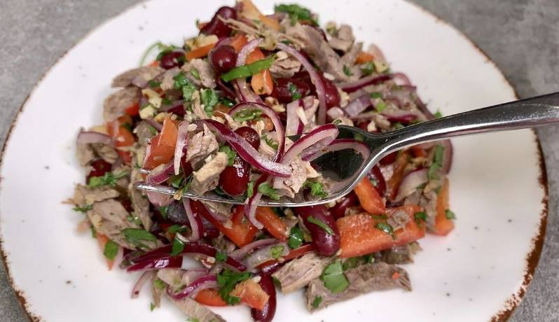 Грузинский салат с говядиной и грецкими орехами