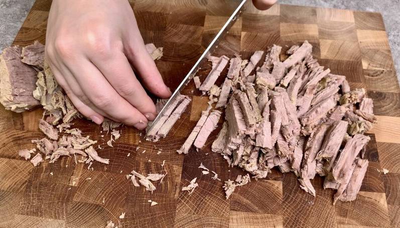 Грузинский салат с говядиной и грецкими орехами