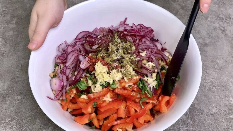 Грузинский салат с говядиной и грецкими орехами