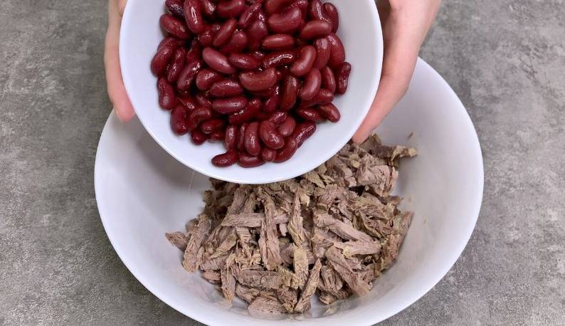 Грузинский салат с говядиной и грецкими орехами