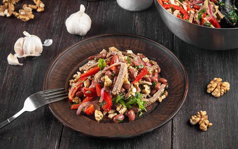 Грузинский салат с говядиной и болгарским перцем без майонеза