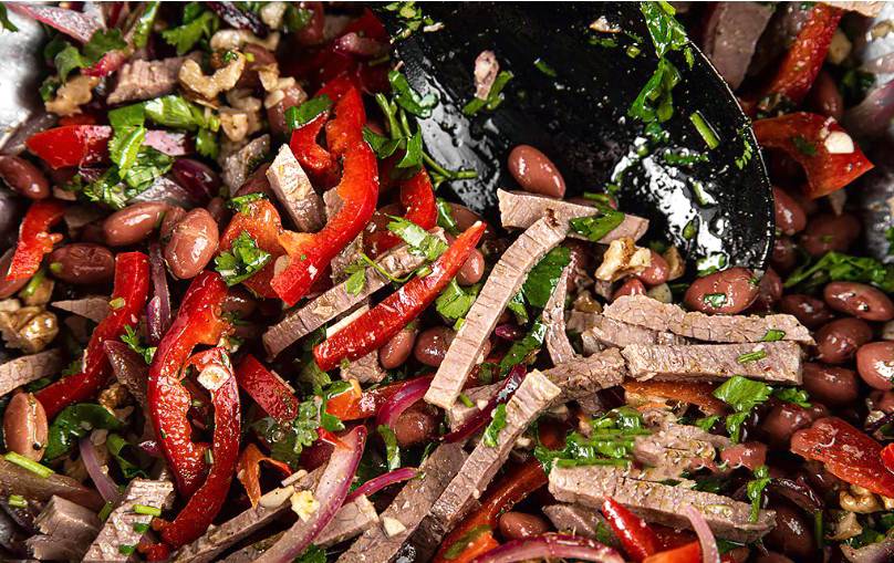 Грузинский салат с говядиной и болгарским перцем без майонеза