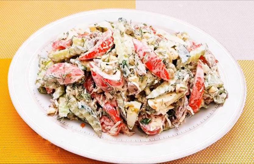 Гусарский салат с говядиной, луком и помидорами