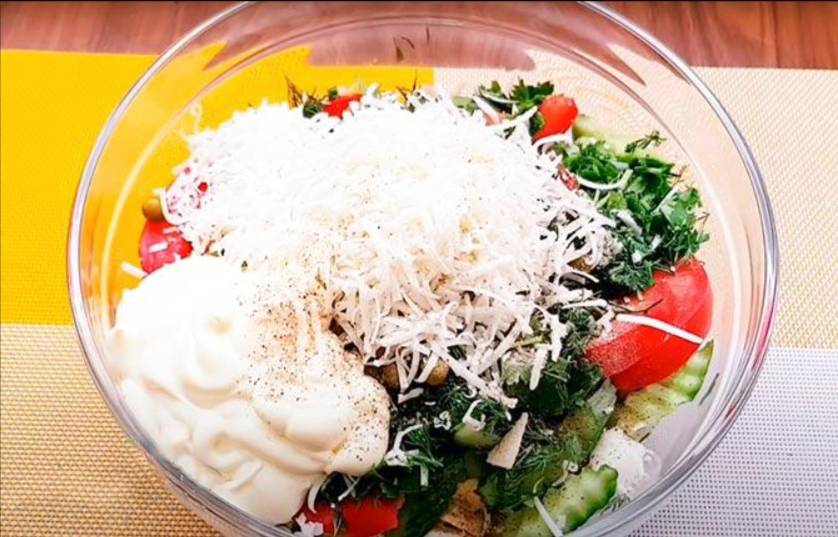 Гусарский салат с говядиной, луком и помидорами