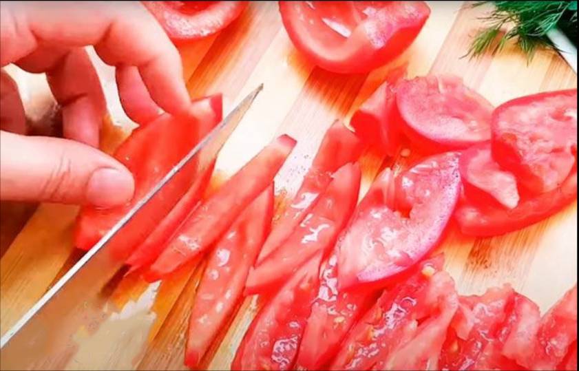 Гусарский салат с говядиной, луком и помидорами