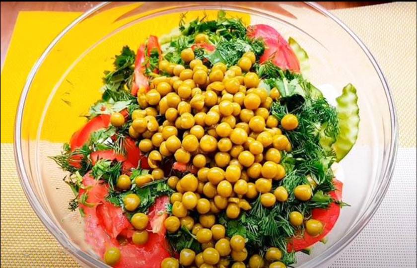 Гусарский салат с говядиной, луком и помидорами