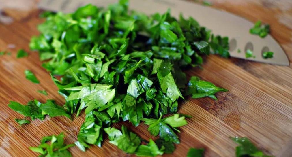 Гусарский салат с говядиной, луком и помидорами