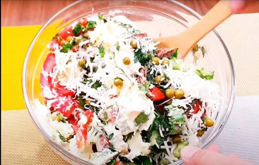 Гусарский салат с говядиной, луком и помидорами