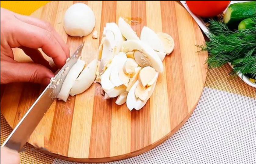 Гусарский салат с говядиной, луком и помидорами