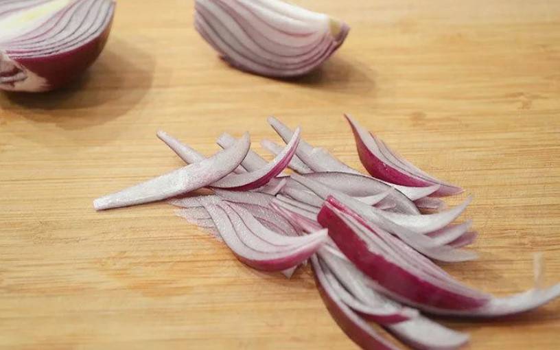 Гусарский салат с говядиной, луком и помидорами