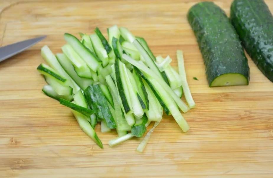 Гусарский салат с говядиной, луком и помидорами