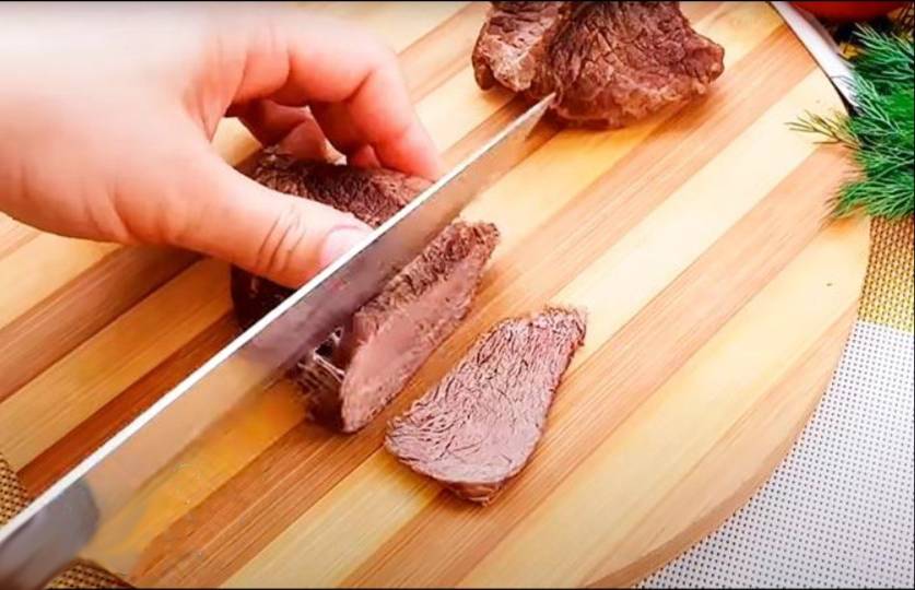 Гусарский салат с говядиной, луком и помидорами
