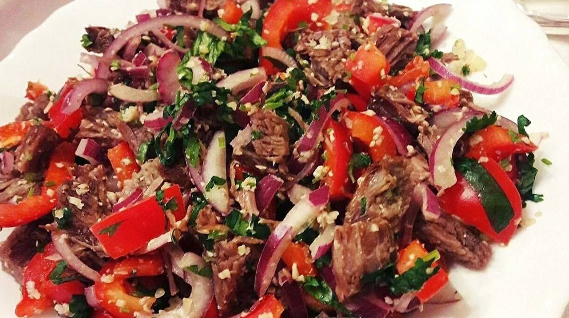 Грузинский салат с говядиной и баклажанами