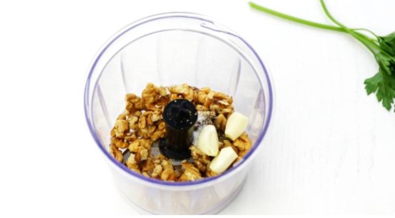 Грузинский салат с говядиной и баклажанами