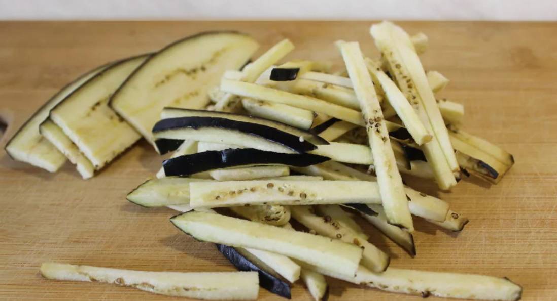 Грузинский салат с говядиной и баклажанами