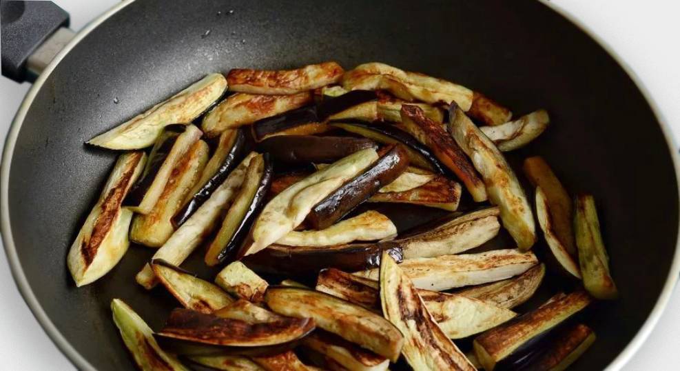 Грузинский салат с говядиной и баклажанами