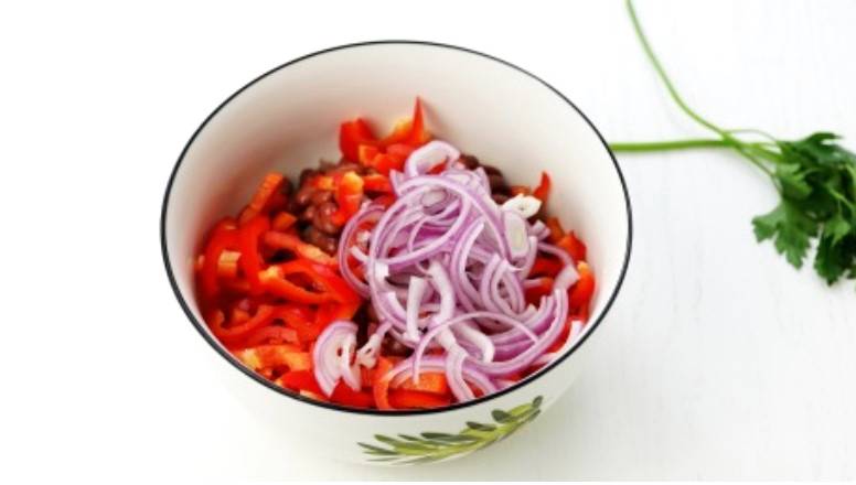 Грузинский салат с говядиной и баклажанами