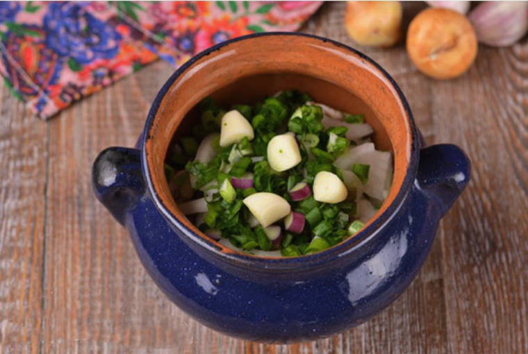 Баранина с картошкой и овощами в горшочке в духовке