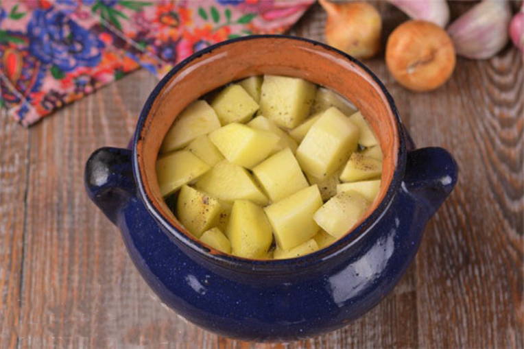 Баранина с картошкой и овощами в горшочке в духовке