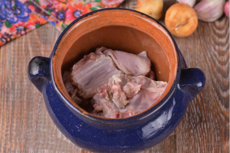 Баранина с картошкой и овощами в горшочке в духовке