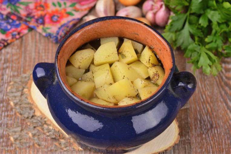 Баранина с картошкой и овощами в горшочке в духовке