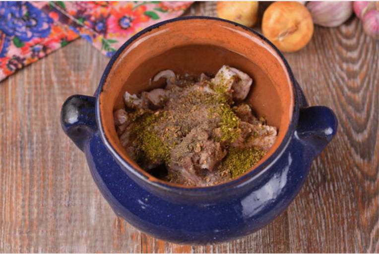 Баранина с картошкой и овощами в горшочке в духовке