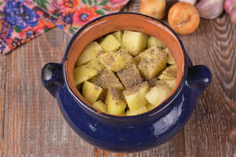 Баранина с картошкой и овощами в горшочке в духовке