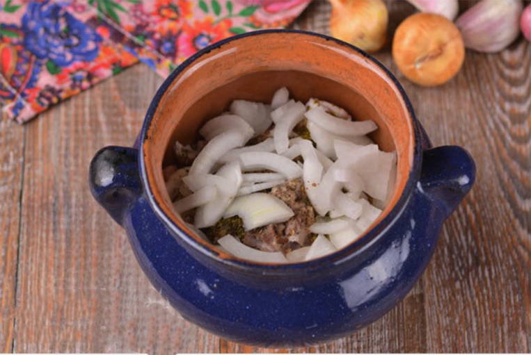 Баранина с картошкой и овощами в горшочке в духовке