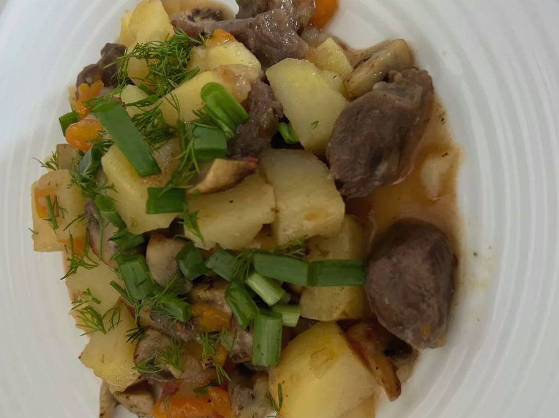 Говядина с картошкой и грибами в горшочках в духовке