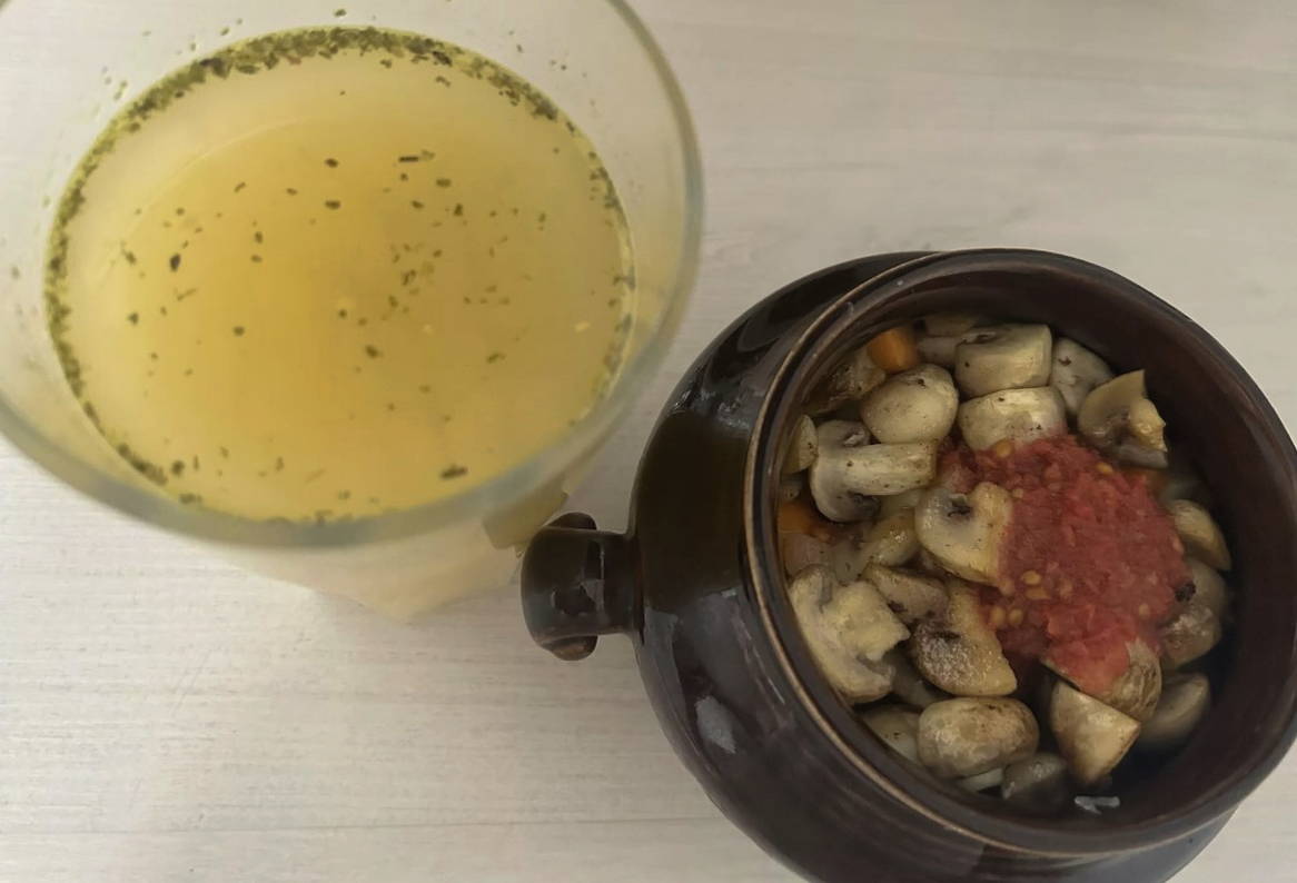 Говядина с картошкой и грибами в горшочках в духовке