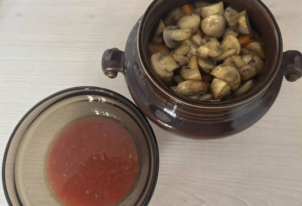 Говядина с картошкой и грибами в горшочках в духовке