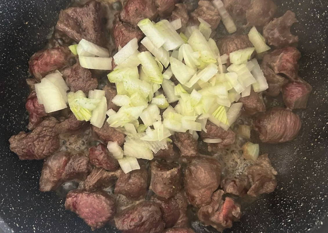 Говядина с картошкой и грибами в горшочках в духовке