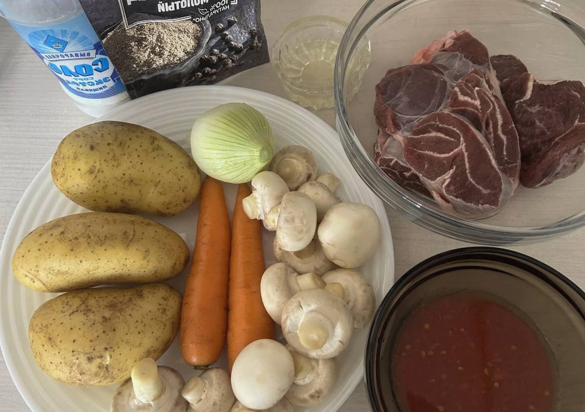 Говядина с картошкой и грибами в горшочках в духовке