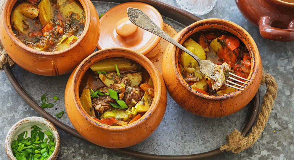 Говядина с овощами в горшочках в духовке