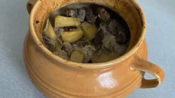 Курица с грибами в горшочках в духовке