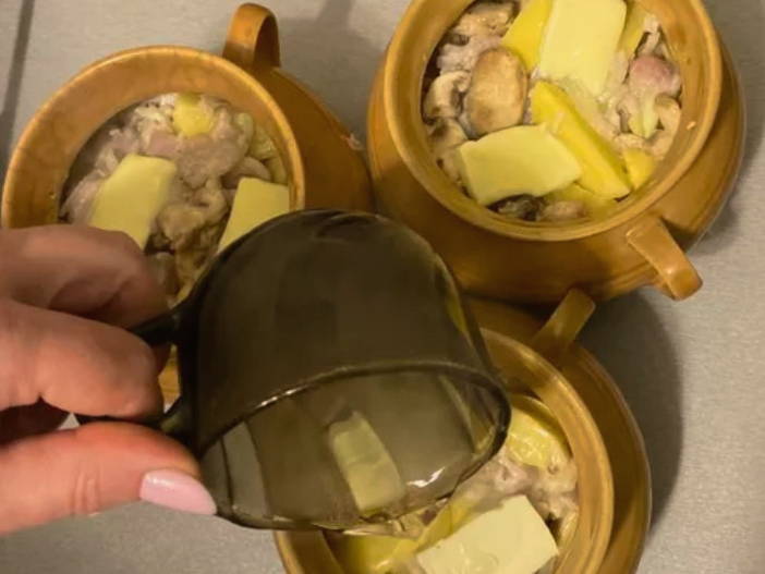 Курица с грибами в горшочках в духовке