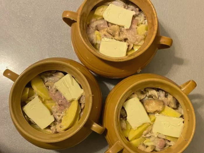 Курица с грибами в горшочках в духовке