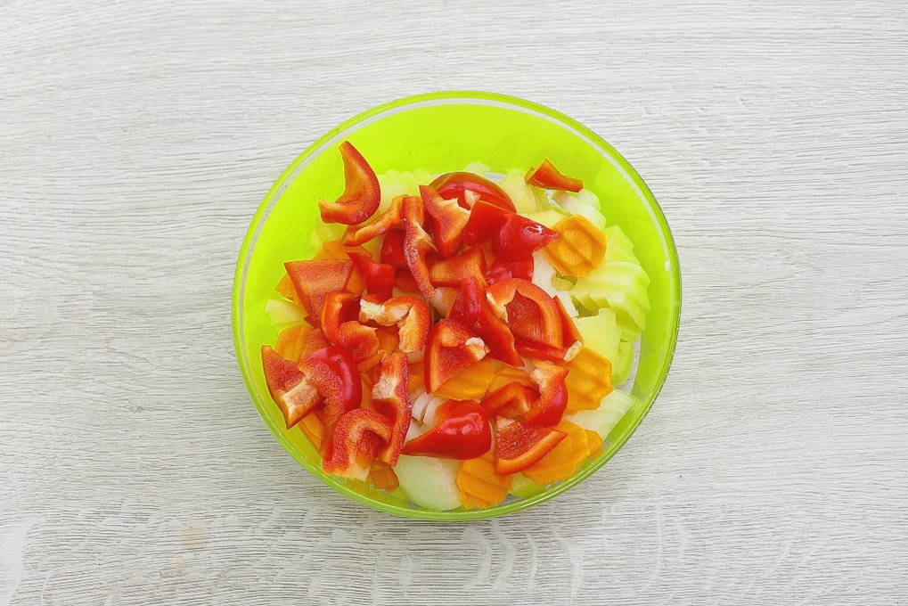 Картошка без мяса в горшочках в духовке