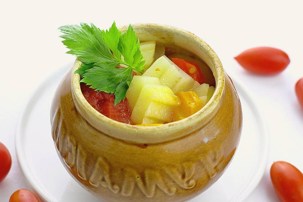 Картошка без мяса в горшочках в духовке