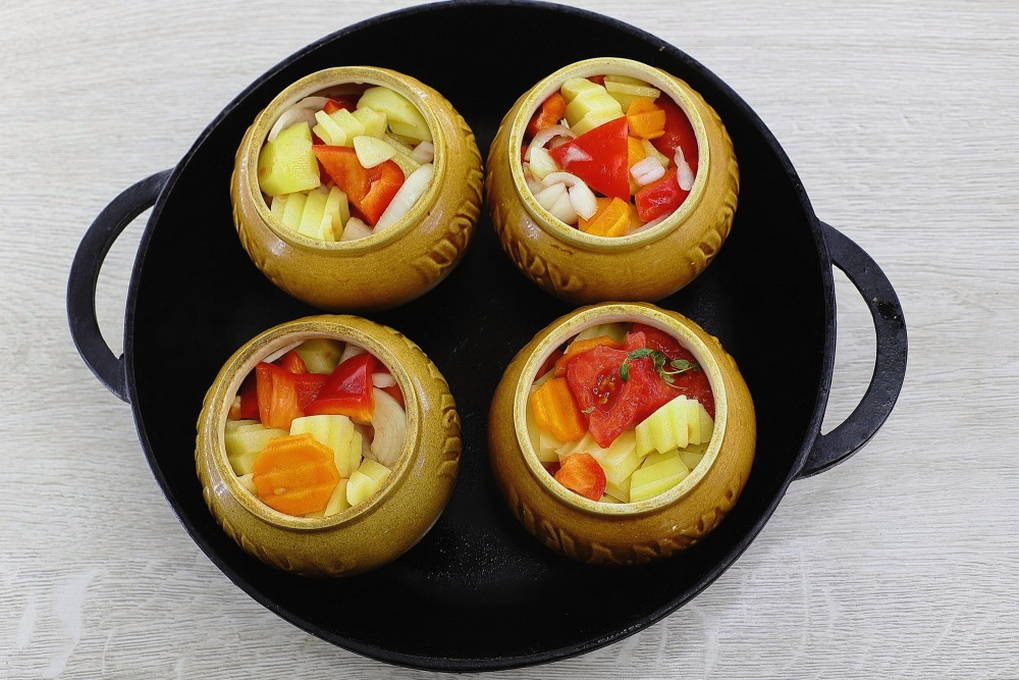 Картошка без мяса в горшочках в духовке