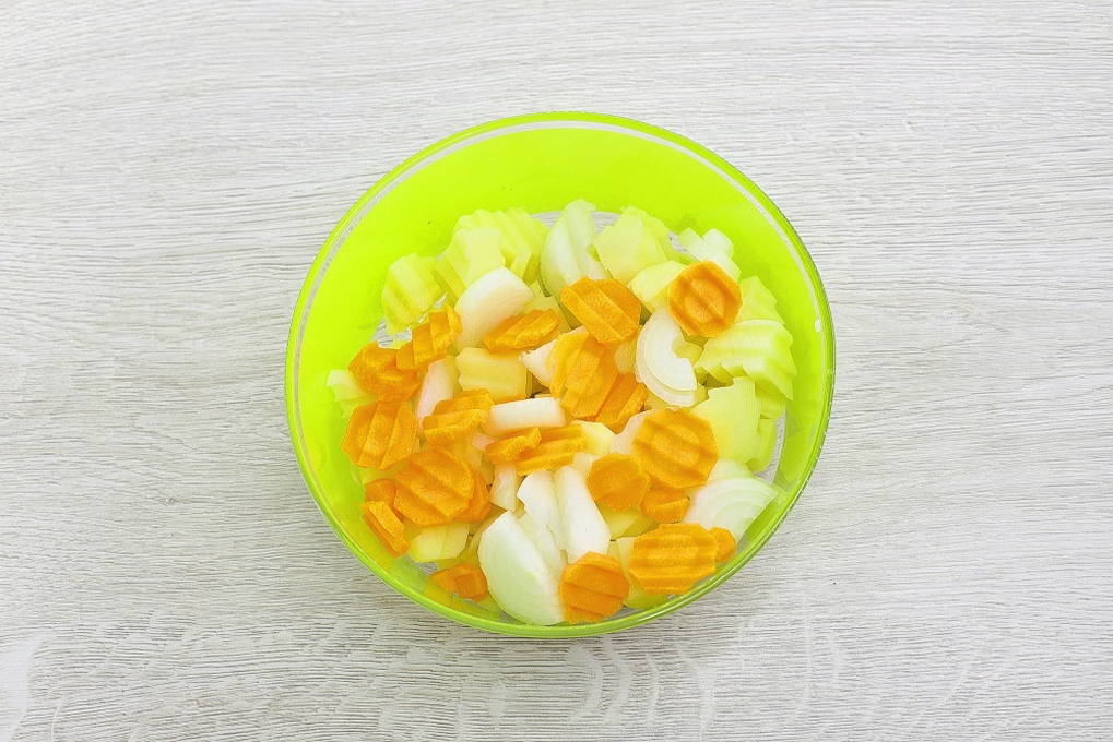 Картошка без мяса в горшочках в духовке