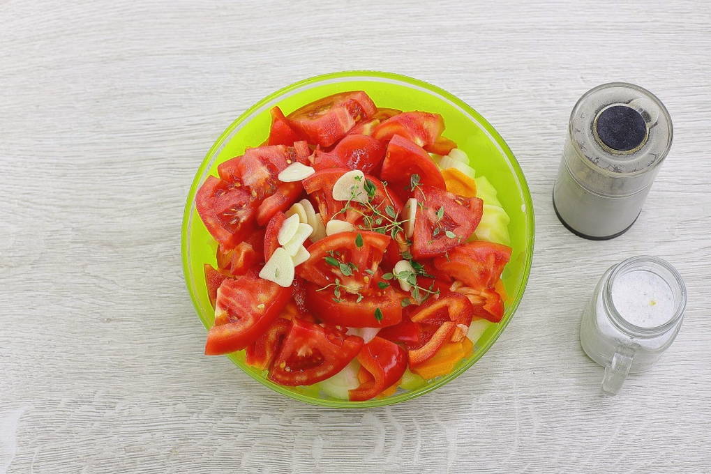 Картошка без мяса в горшочках в духовке