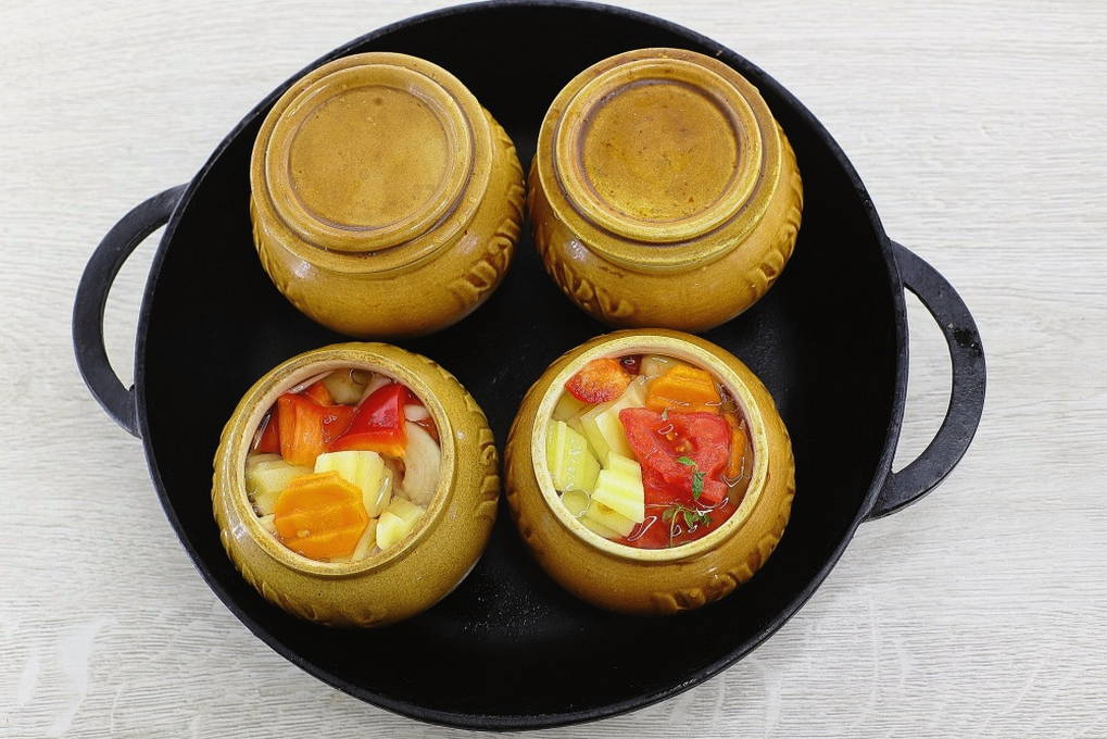 Картошка без мяса в горшочках в духовке